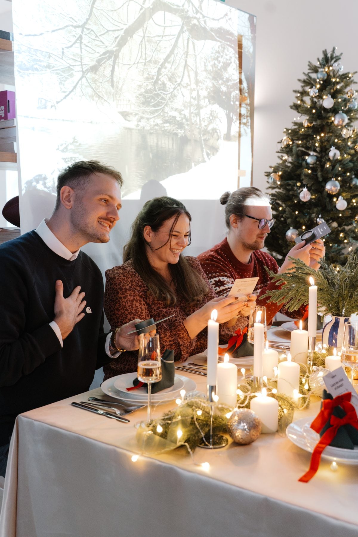 Team feiert gemeinsam das Weihnachtsessen