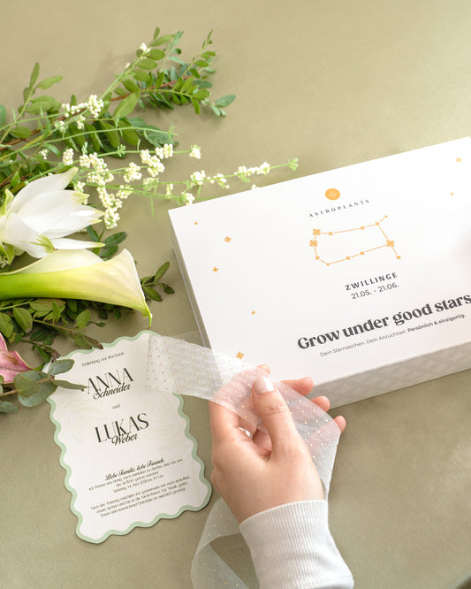 Hochzeitspaar mit oplants Astroplants Geschenkbox als Hochzeitsgeschenk