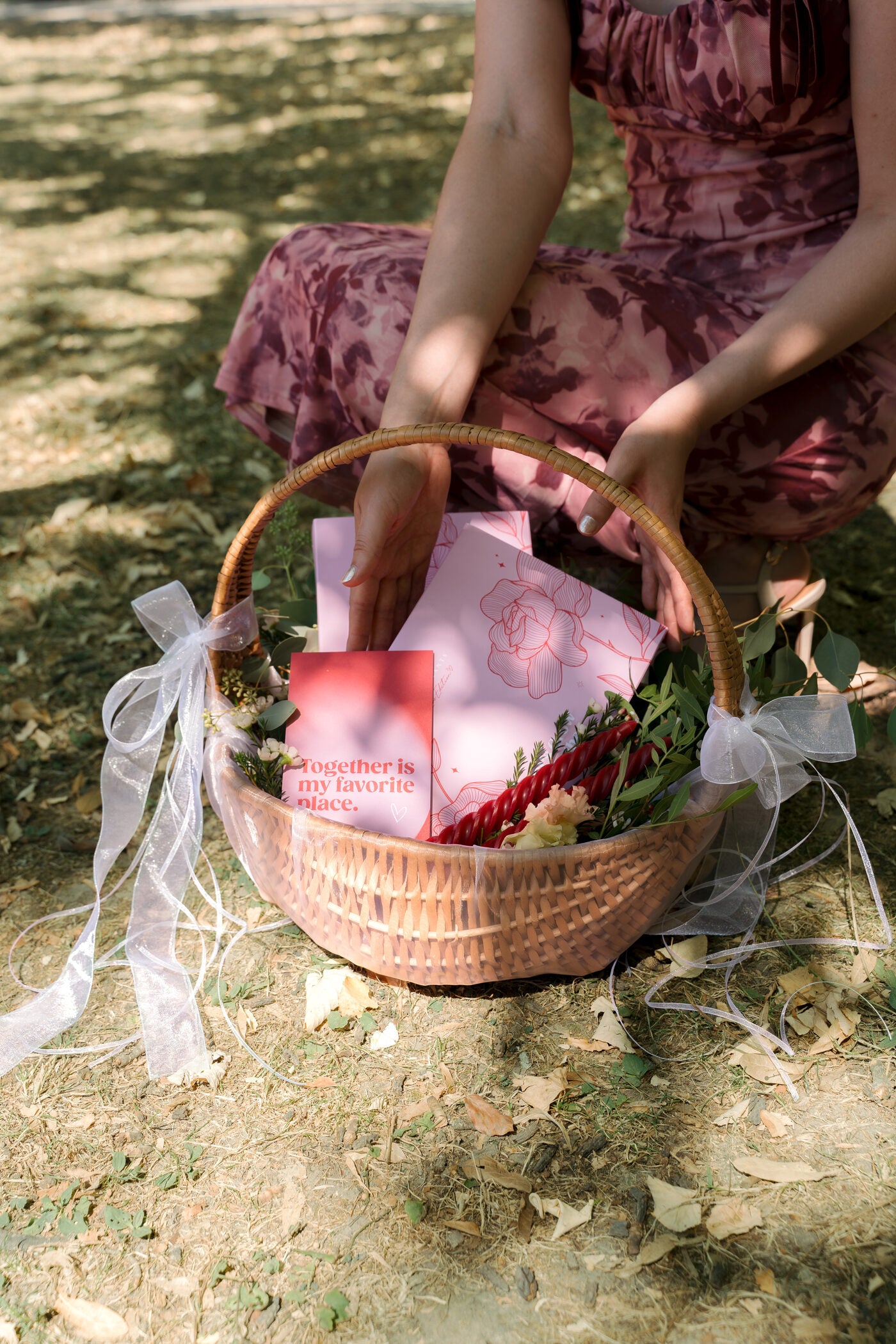 Hochzeitsgeschenk im Korb mit Love Edition, festlich verpackt